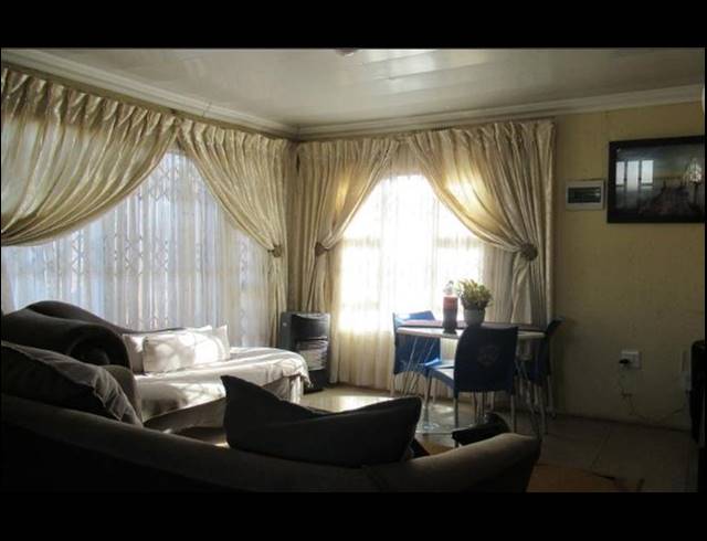 6 BEDROOM HOUSE FOR SALE IN PROTEA GARDEN